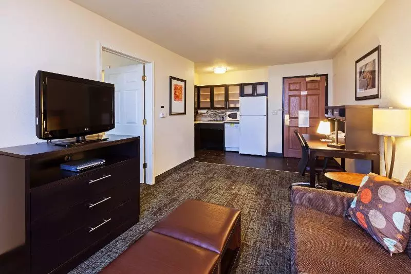 キングサイズベッドのスイートルーム, Staybridge Suites Tulsa Woodland Hills, An Ihg