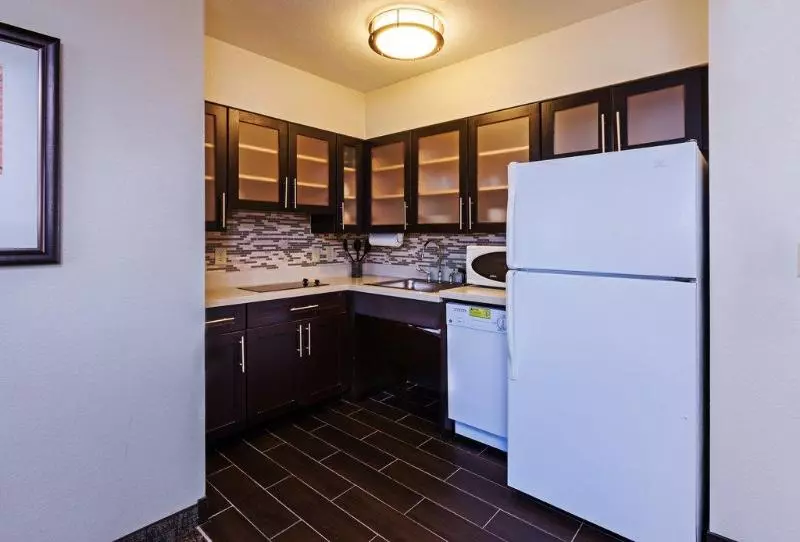 キングサイズベッドのスイートルーム, Staybridge Suites Tulsa Woodland Hills, An Ihg