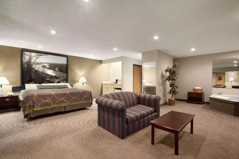 سوئیت با تخت بزرگ, Super 8 By Wyndham Green Bay I43 Bus. Park