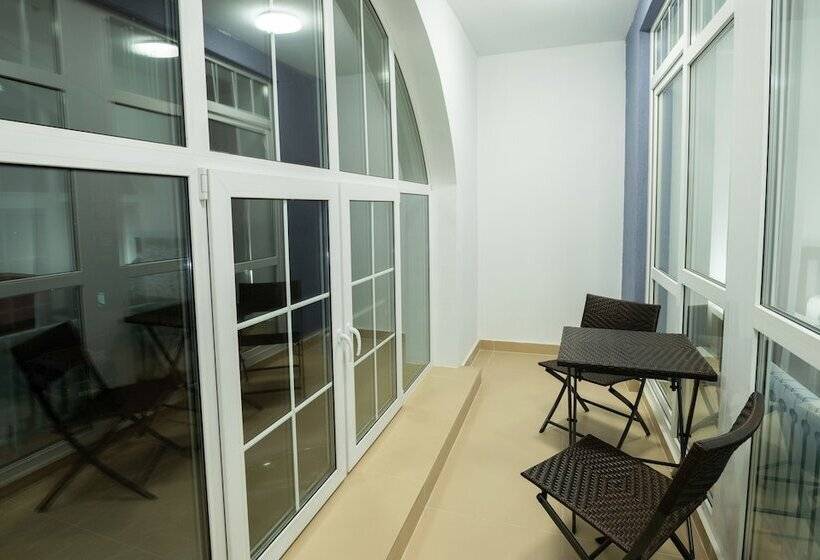 高级三人间, Guest House Agrodom