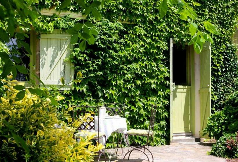 جناح مطلّ علي الحديقة, Chez Claire