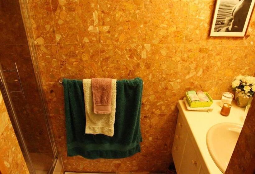 جناح مطلّ علي الحديقة, Chez Claire