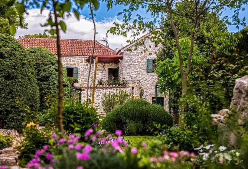 スイート（家族用）, Heritage Hotel & Estate Raznjevica Dvori Ad 1307