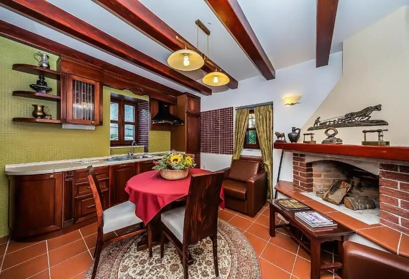 スイート, Heritage Hotel & Estate Raznjevica Dvori Ad 1307
