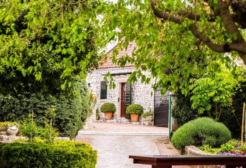 سوییت, Heritage Hotel & Estate Raznjevica Dvori Ad 1307