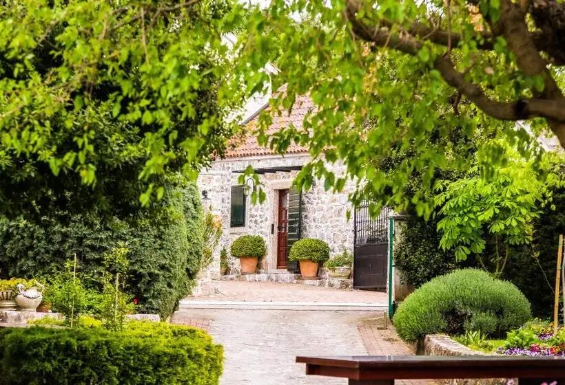 スイート, Heritage Hotel & Estate Raznjevica Dvori Ad 1307