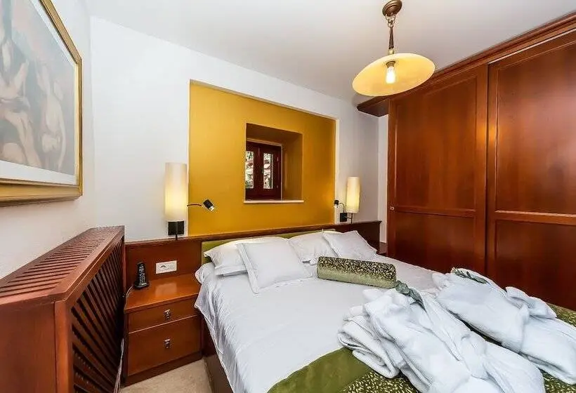 デラックススイート, Heritage Hotel & Estate Raznjevica Dvori Ad 1307
