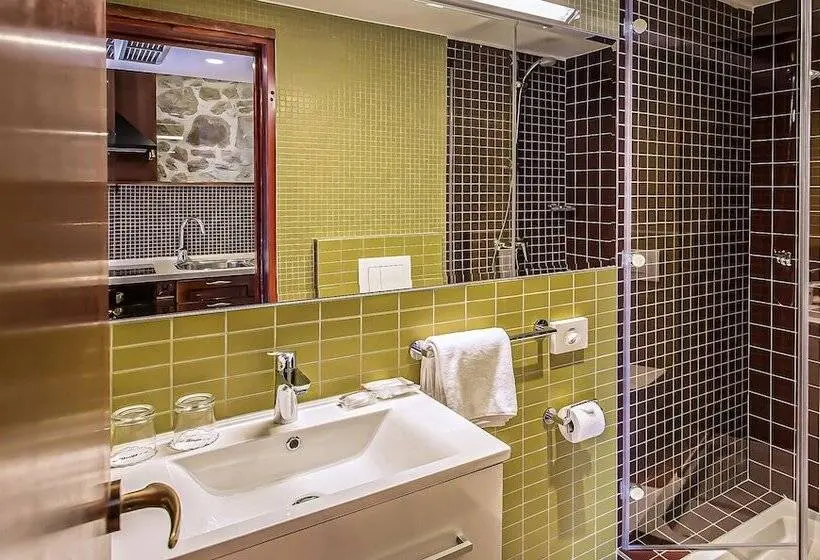 デラックススイート, Heritage Hotel & Estate Raznjevica Dvori Ad 1307