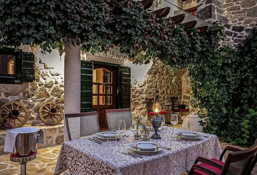 デラックススイート, Heritage Hotel & Estate Raznjevica Dvori Ad 1307