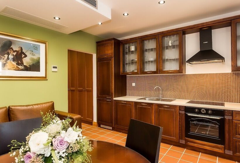 سوییت خانوادگی, Heritage Hotel & Estate Raznjevica Dvori Ad 1307