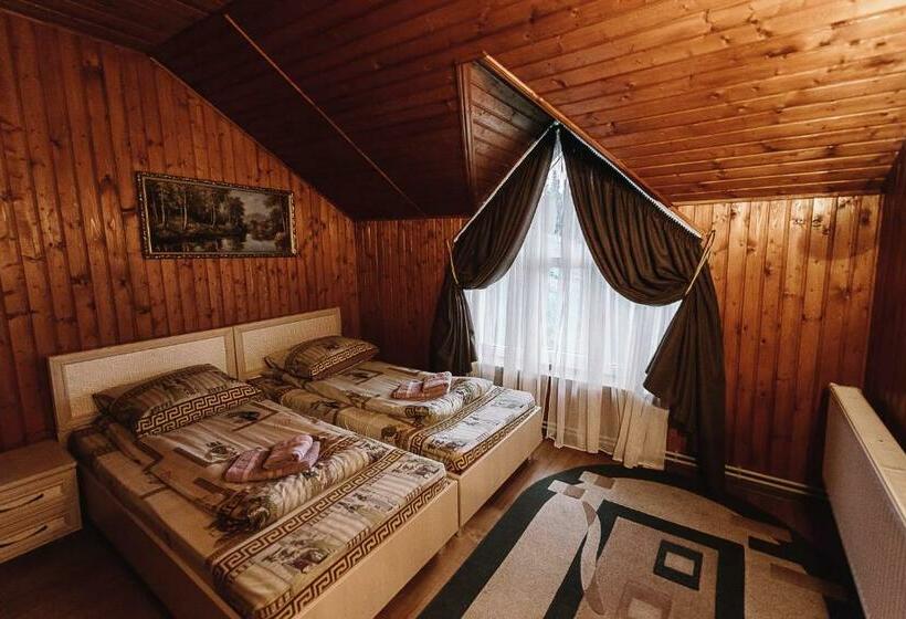 خانه 4 خوابه, Toga Cottage