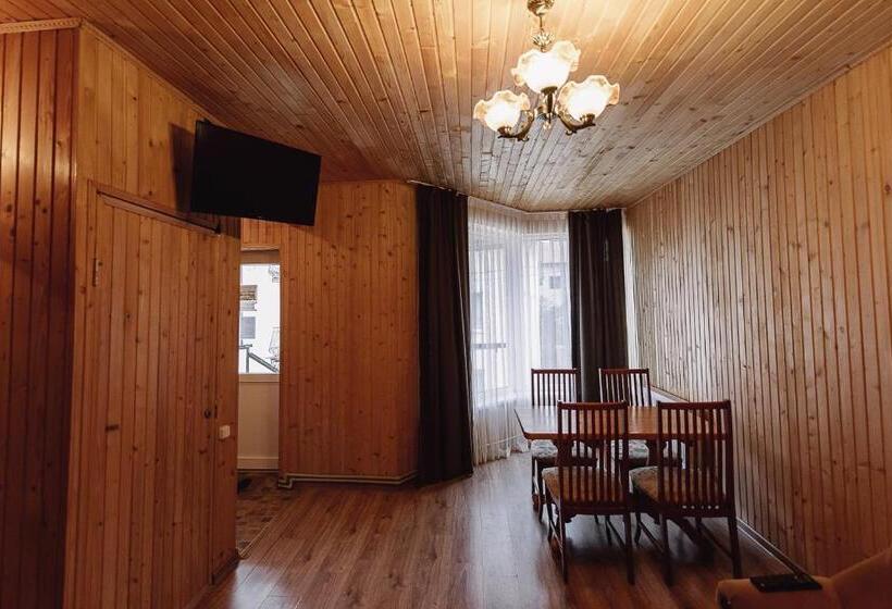 سوییت با چشمانداز کوه, Toga Cottage