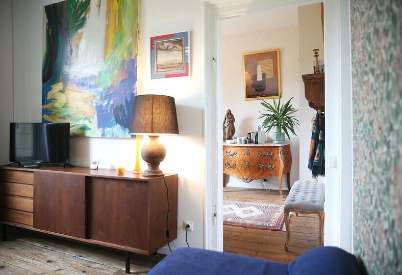 סוויטה, Château D Harcelaines