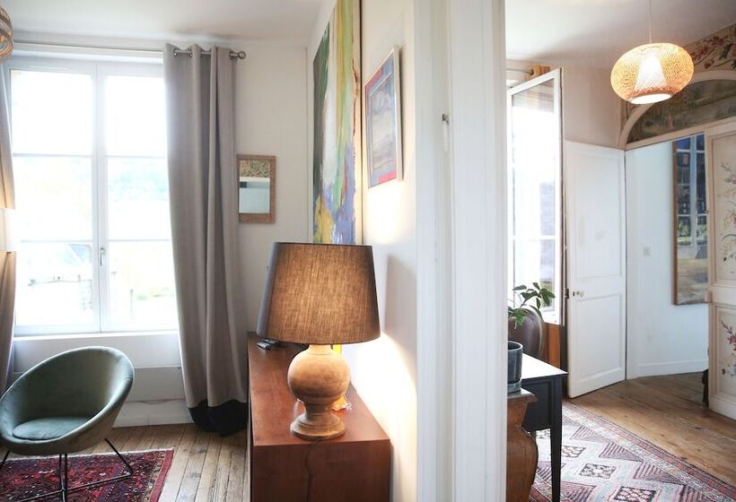 סוויטה, Château D Harcelaines