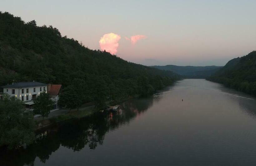 חדר דלוקס, Mandat