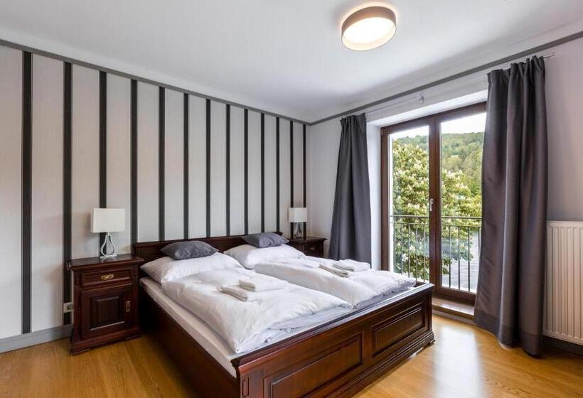 חדר משפחתי, Mandat