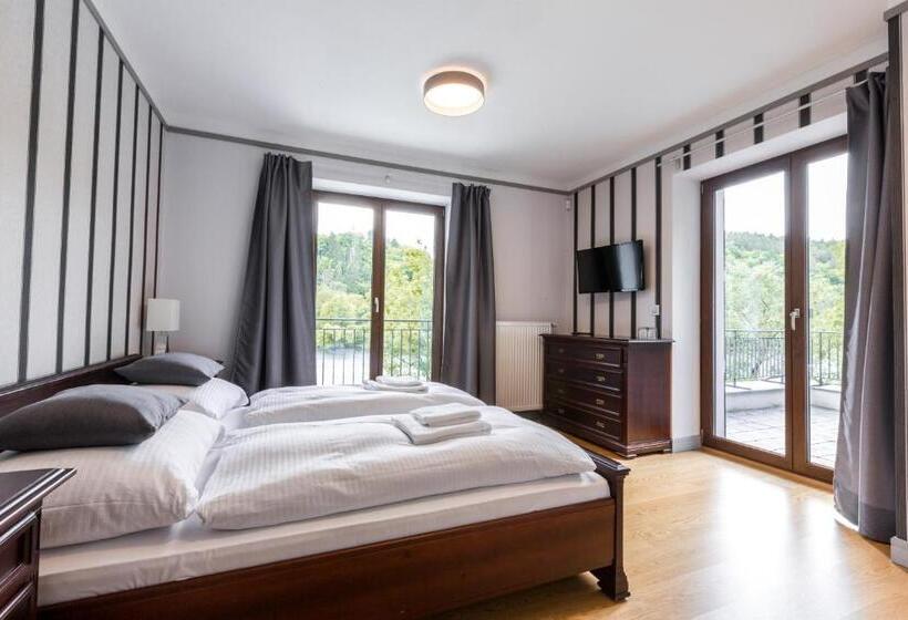 חדר משפחתי, Mandat