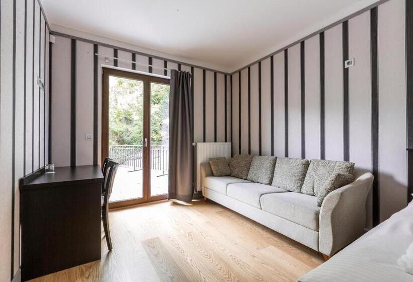 חדר משפחתי, Mandat