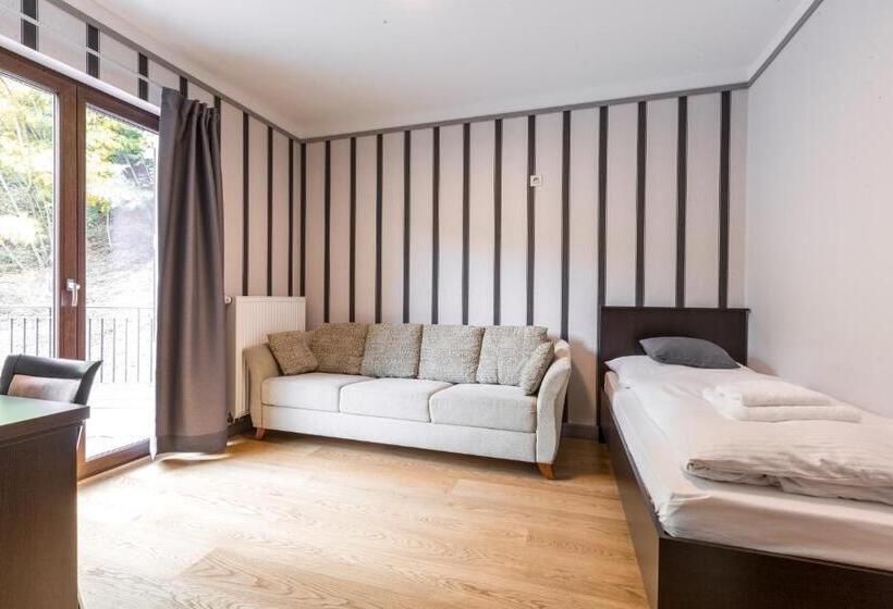 חדר משפחתי, Mandat