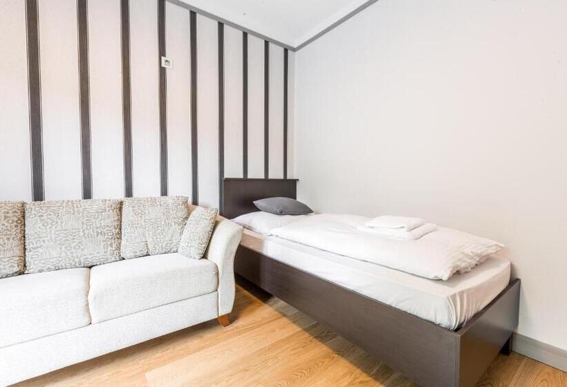 חדר משפחתי, Mandat