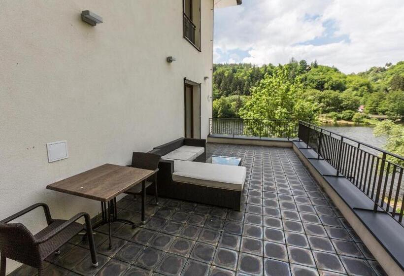 חדר משפחתי, Mandat