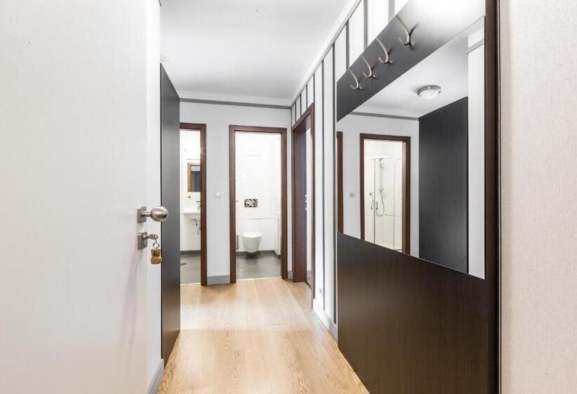 חדר משפחתי, Mandat