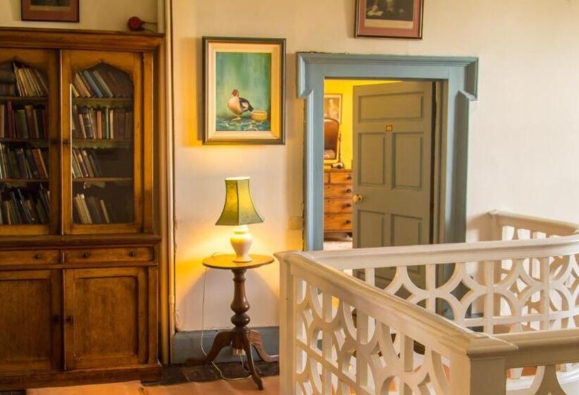 חדר סטנדרט לשלושה, Roundwood House