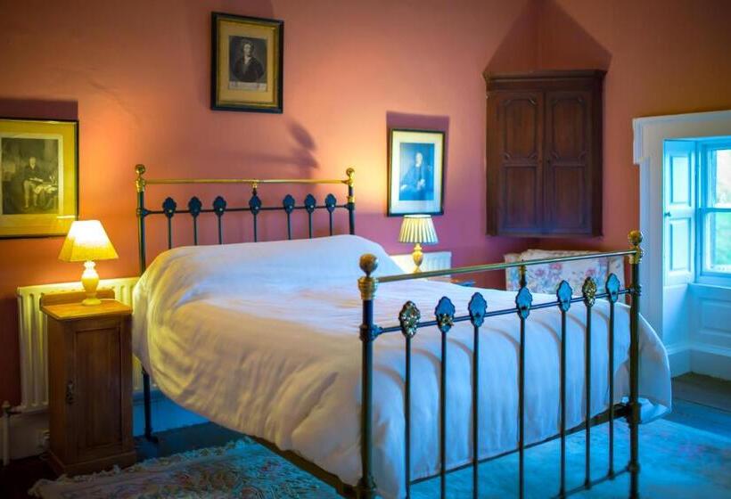 חדר סטנדרט לשלושה, Roundwood House