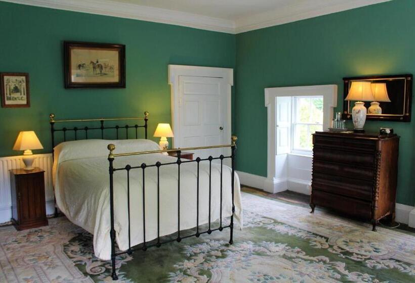 חדר סטנדרט לשלושה, Roundwood House