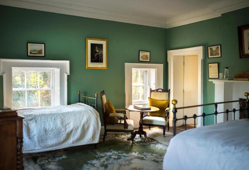 חדר סטנדרט לשלושה, Roundwood House