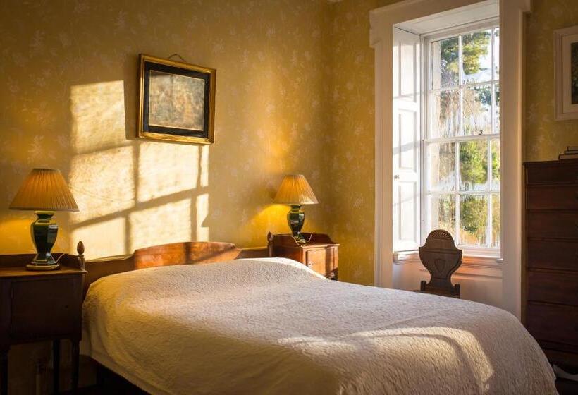 חדר סטנדרט לשלושה, Roundwood House