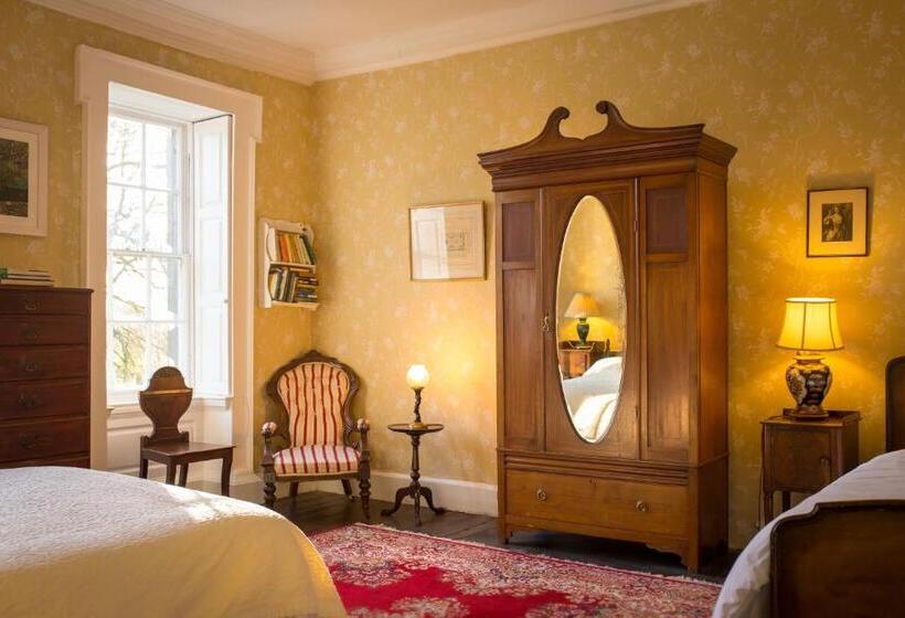 חדר סטנדרט לשלושה, Roundwood House