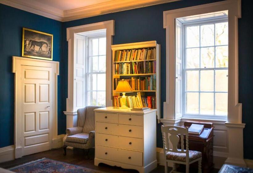 חדר סטנדרט, Roundwood House