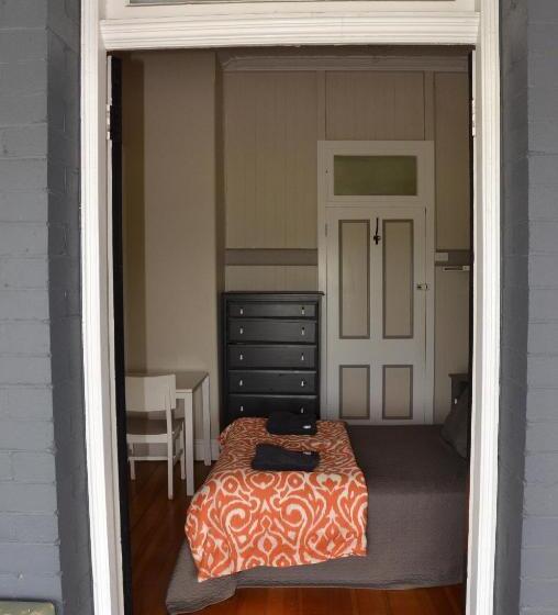 共用浴室的经济型房间, Royal Gatton