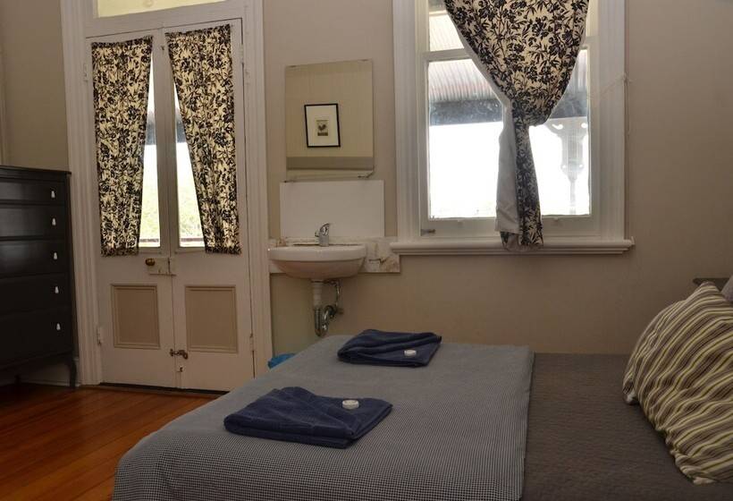 共用浴室的经济型房间, Royal Gatton