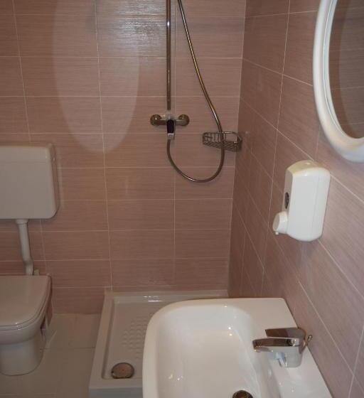 家庭间, Ostello Castello Mina Della Scala