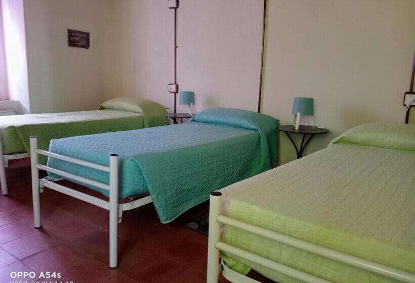 带花园景观的标准三人间, Ostello Castello Mina Della Scala