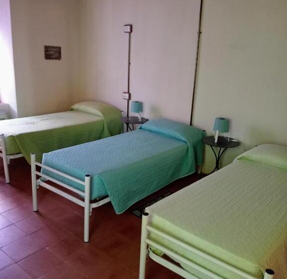 带花园景观的标准三人间, Ostello Castello Mina Della Scala