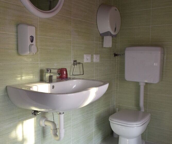 家庭间, Ostello Castello Mina Della Scala