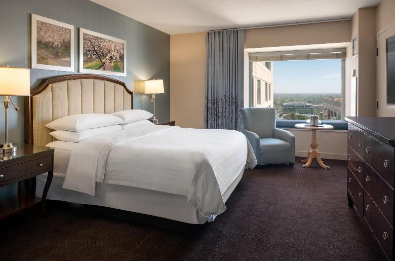 Люкс Клуб, Sheraton Grand Sacramento
