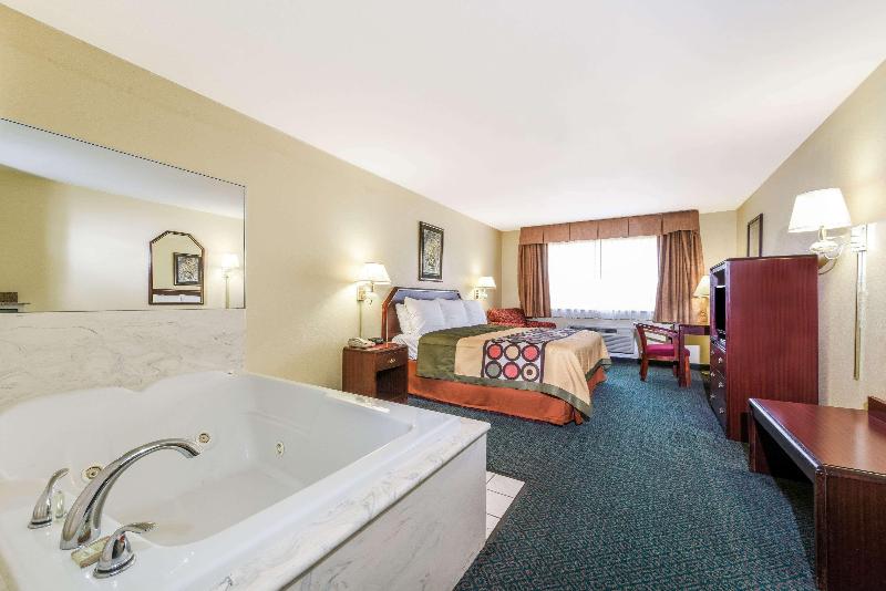 Люкс Кровать Кинг, Super 8 By Wyndham Burleson Fort Worth Area