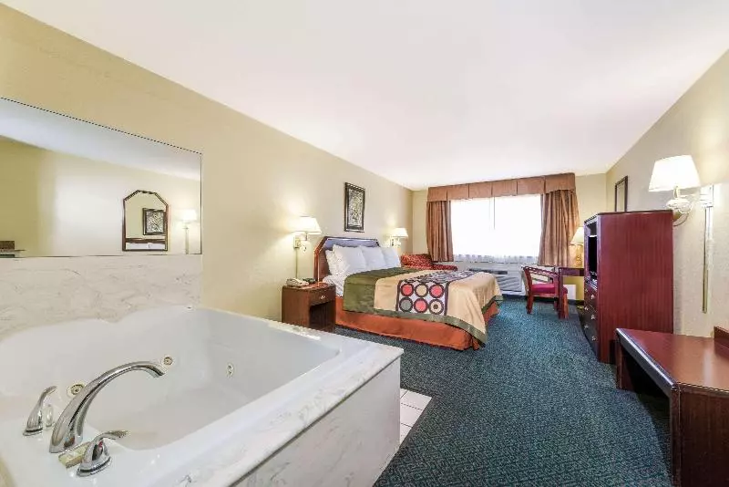 キングサイズベッドのスイートルーム, Super 8 By Wyndham Burleson Fort Worth Area