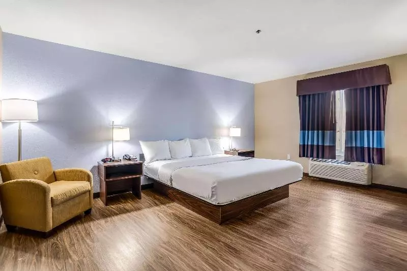 キングサイズベッドのスイートルーム, Quality Inn Calvert City  Paducah East