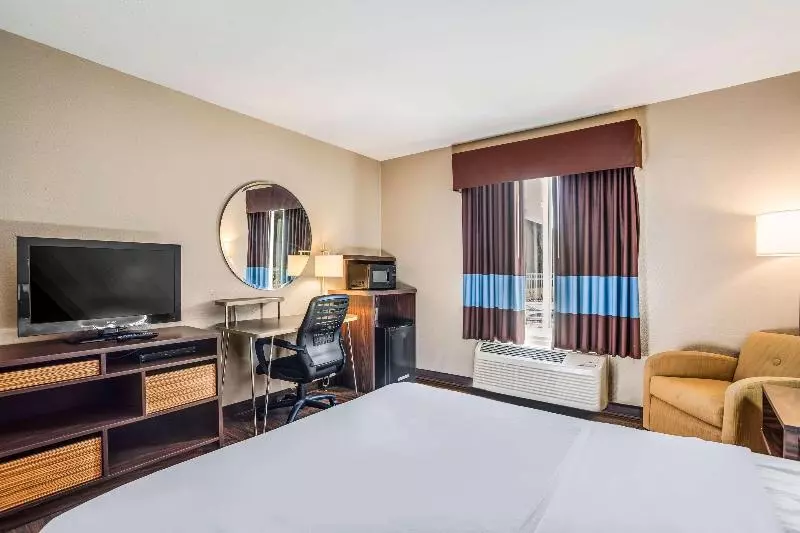 キングサイズベッドのスタンダードルーム, Quality Inn Calvert City  Paducah East