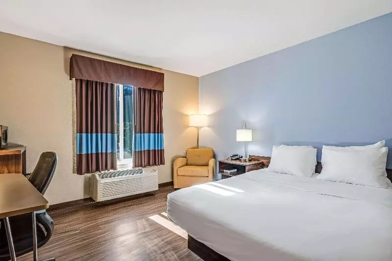 身障者適用キングサイズベッドルーム, Quality Inn Calvert City  Paducah East