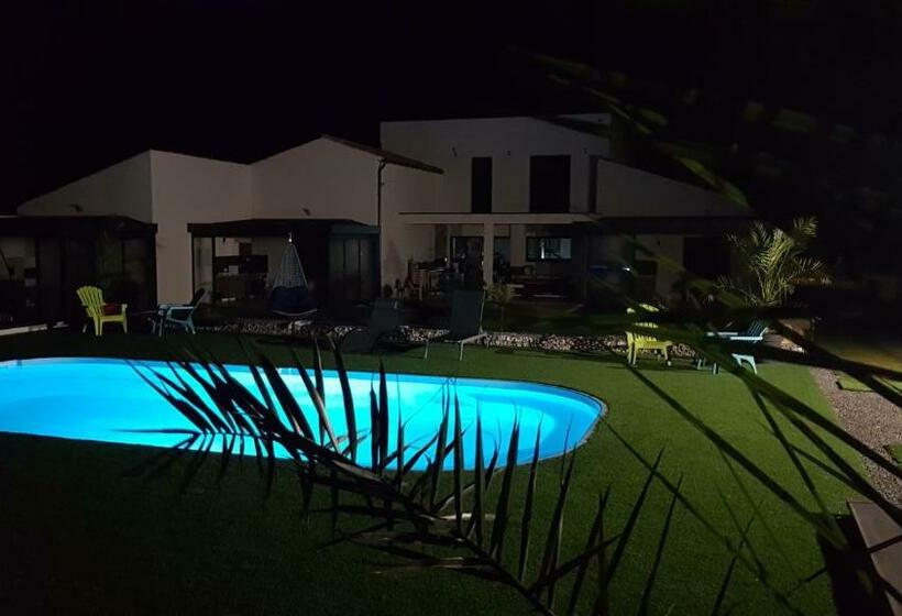 带泳池的标准三人间, Alolival