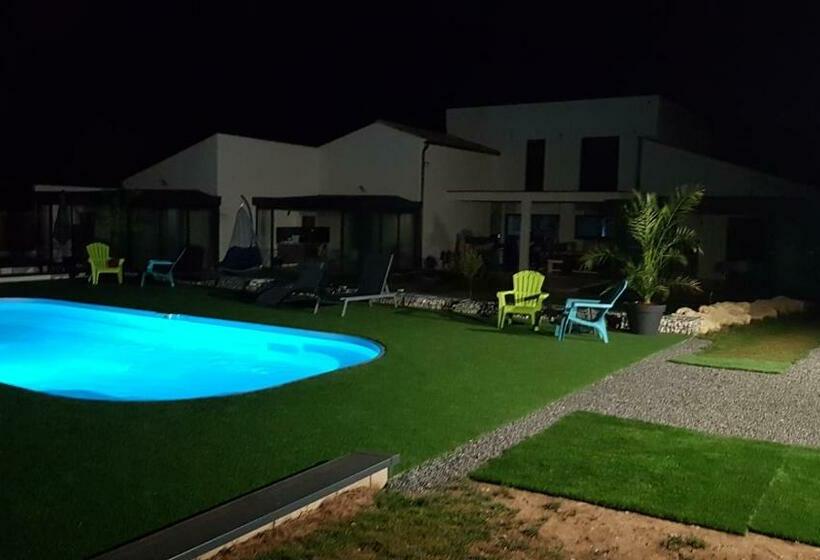 带泳池的标准三人间, Alolival