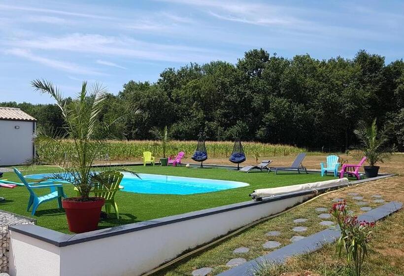 带泳池的标准三人间, Alolival