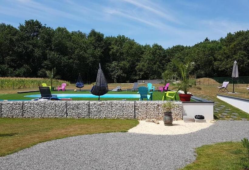 带泳池的标准三人间, Alolival