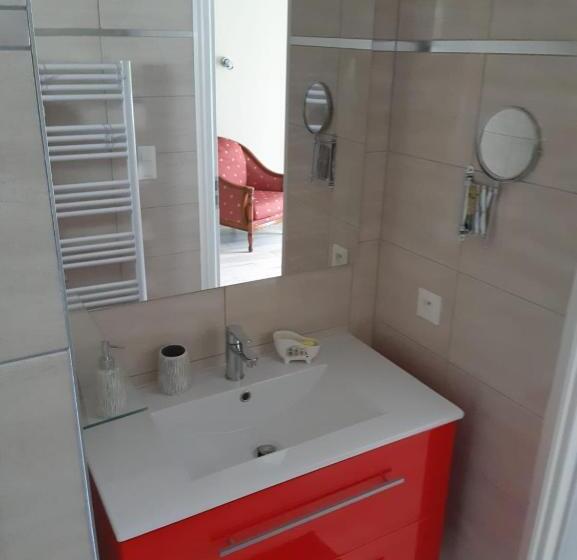 带泳池的标准三人间, Alolival